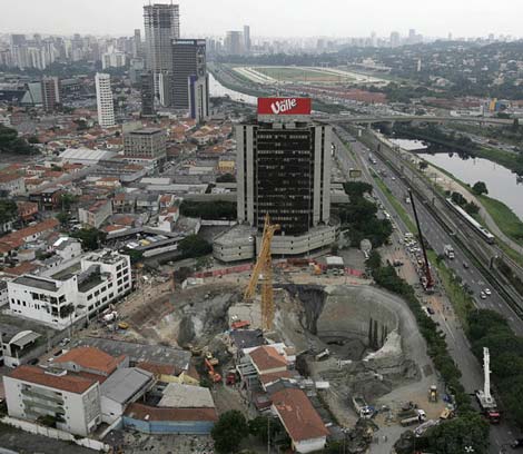 Kinh hoàng hố tử thần “xâm lấn” trên toàn thế giới