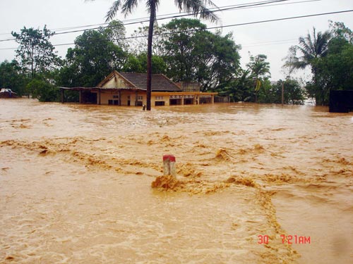 Lao đao lũ lụt mới không do 'ông trời'