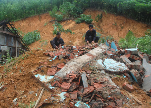 Cả làng tan hoang vì núi lở