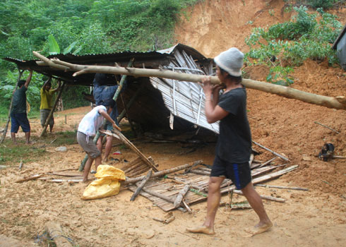 Cả làng tan hoang vì núi lở