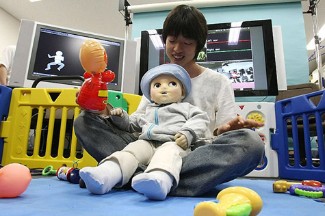 Chú robot bé con giống hệt người thật