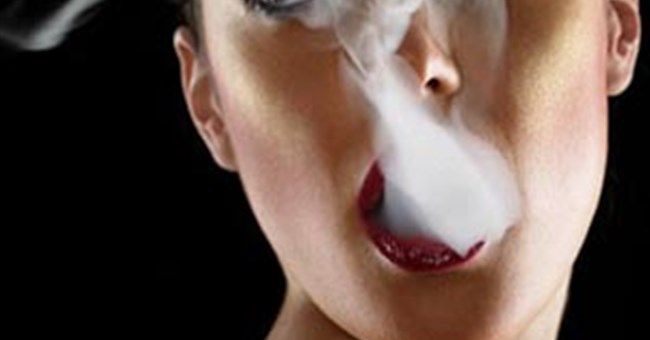Hút thuốc lá làm tăng nguy cơ ung thư vú 