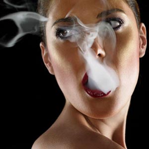 Hút thuốc lá làm tăng nguy cơ ung thư vú 