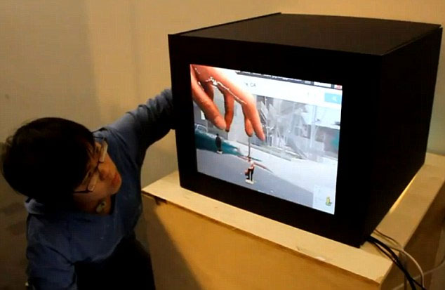 TV cho phép người xem “túm” người trên màn hình 