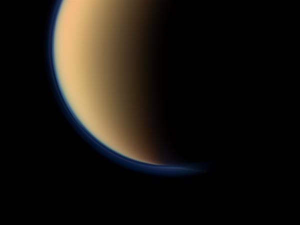 Ảnh vũ trụ: Sương mù xanh bao phủ mặt trăng Titan