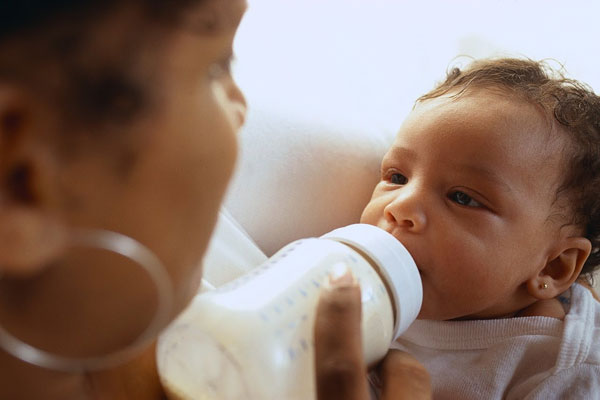 Trẻ bú sữa ngoài sẽ ngoan hơn? 