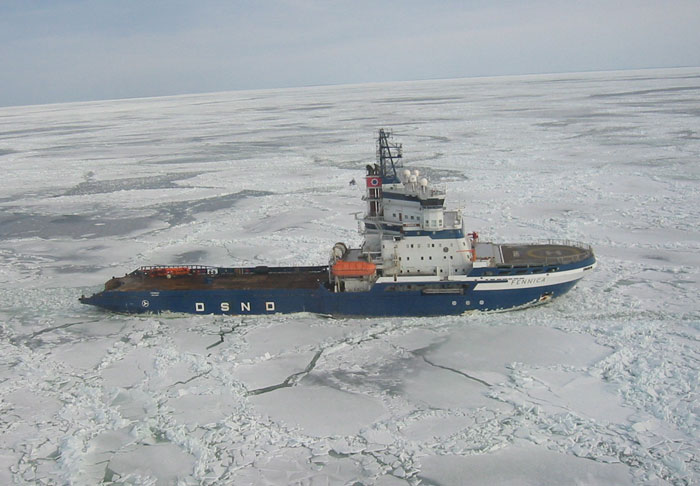 Tàu Nga phá băng để cấp nhiên liệu cho Alaska