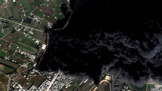 Khói bốc lên dày đặc từ đường ống dẫn dầu tại thành phố Homs, Syria vào ngày 15/2. Đường ống dẫn dầu này gần nơi kiểm soát của phiến quân và bị quân chính phủ cho nổ tung 