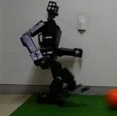 Robot đá bóng như người