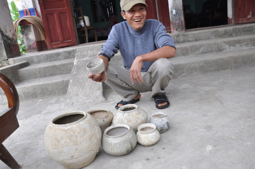 Cuốc ruộng, đào được bình cổ nghìn tuổi