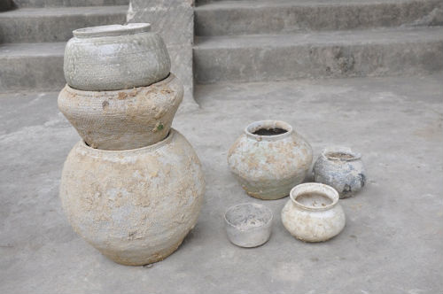 Cuốc ruộng, đào được bình cổ nghìn tuổi