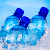 Cấm bán chai nước nhựa để giảm rác  