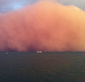 Video: Lốc xoáy màu đỏ trên bầu trời miền Tây Australia 