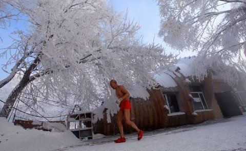Ông Gao Yinyu, 77 tuổi vẫn tập thể dục ngoài trời  dù nhiệt độ xuống tới -25 độ C.