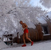 77 tuổi vẫn cởi trần tập thể dục giữa băng tuyết 