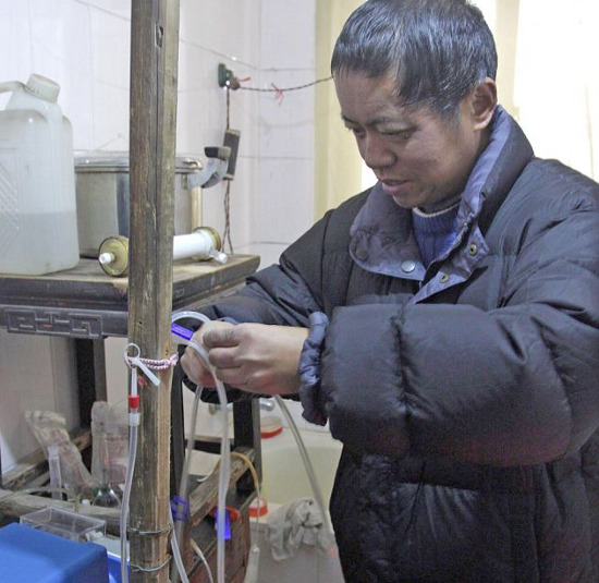 Hu chế tạo chiếc máy thẩm tách từ các dụng cụ nhà bếp và thiết bị y tế cũ.