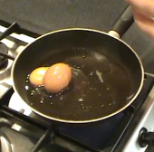 Trứng gà nằm trong trứng gà  