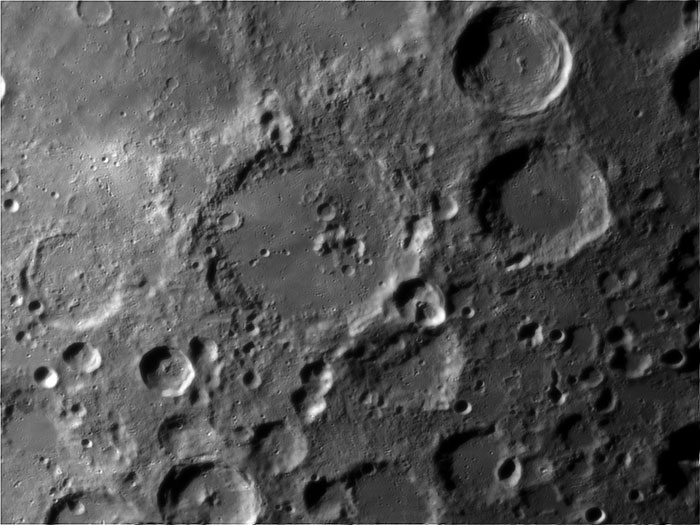 Trên Mặt trăng nhiều miệng núi lửa khổng lồ