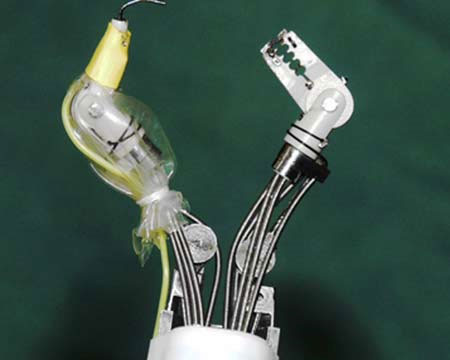 Robot “cua” giúp cắt sạch mô ung thư dạ dày