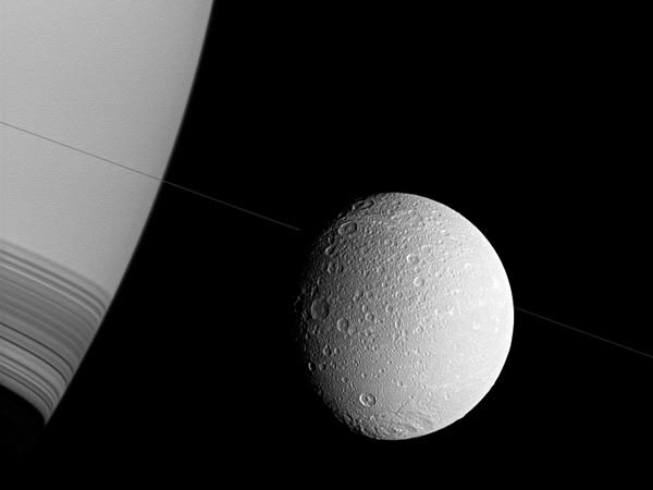 Ảnh vũ trụ: Sao Thổ "nhìn trộm" mặt trăng Dione