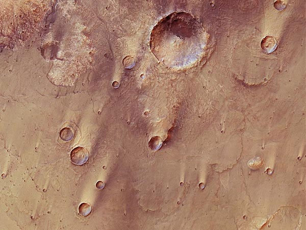 Hình ảnh mới nhất gửi về từ tàu thăm dò sao Hỏa Express của Cơ quan vũ trụ châu Âu (ESA) cho thấy những miệng hố lớn ở khu vực Syrtis Major, gần xích đạo của hành tinh đỏ. Khu vực này rộng khoảng 1.300 đến 1.500km và có thể dễ dàng quan sát bằng kính thiên văn thông thường trên Trái đất.