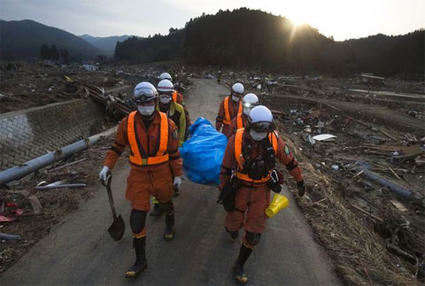 Nhật Bản vẫn tìm kiếm nạn nhân sóng thần