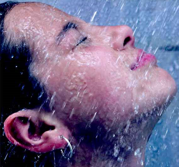 Tắm nước lạnh sau khi vận động có thể gây hại nhiều hơn