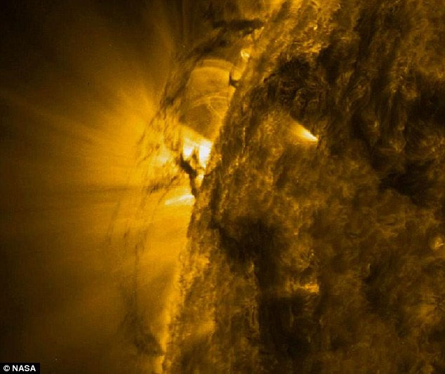 Video: Bão mặt trời khổng lồ lớn hơn Trái đất 