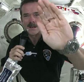 Video: Rửa tay trên vũ trụ