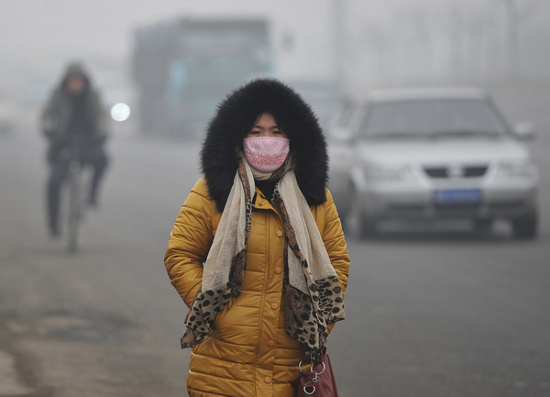 Khói mù làm giảm tầm nhìn tại thành phố Đường Sơn, tỉnh Hà Bắc, Trung Quốc hôm 17/2. 