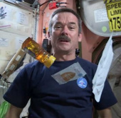 Video: Xem phi hành gia chuẩn bị món ăn trên vũ trụ