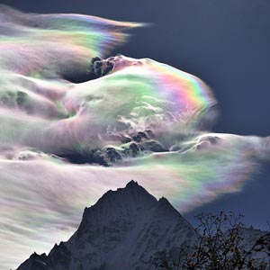 Hiện tượng kỳ thú: Mây cầu vồng xuất hiện trên đỉnh Everest