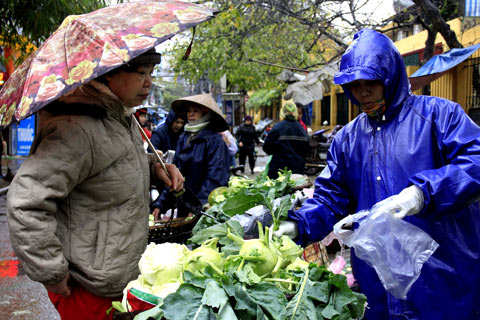 Không khí lạnh gây mưa và rét ở Trung Trung Bộ