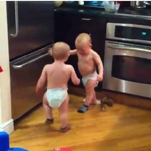 Clip tranh luận vui nhộn của 2 "nhóc con" hot trên Youtube