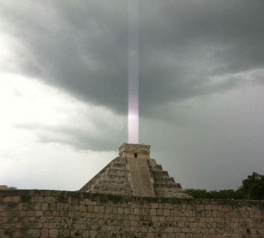 Chùm sáng bí ẩn trên đỉnh kim tự tháp của người Maya