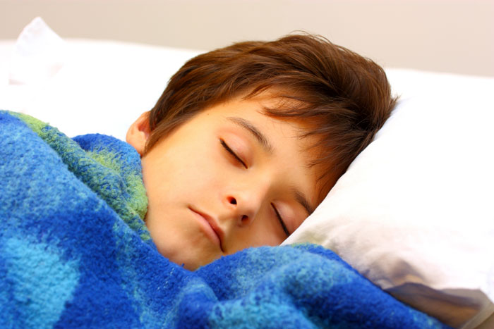 Trẻ khó ngủ dễ hiếu động thái quá