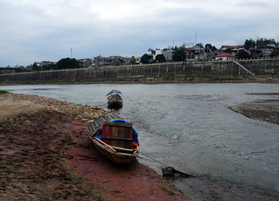 Nước sông Hồng qua Lào Cai cạn kỷ lục, mùi hôi nồng