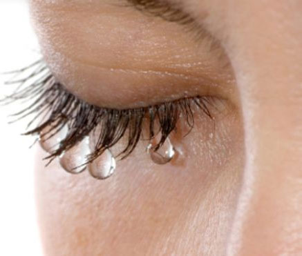 Vì sao phụ nữ mau nước mắt hơn đàn ông?