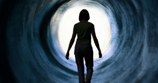 Sự thật về “ánh sáng nơi phía cuối đường hầm”