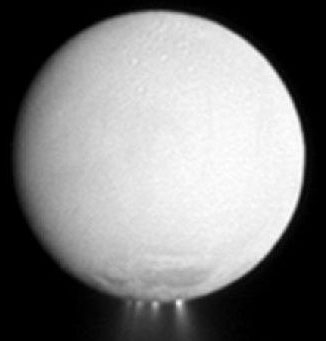 Tàu Cassini bay sát mặt trăng sao Thổ
