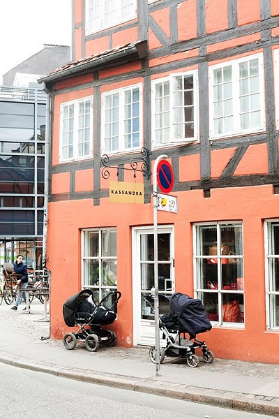 Trẻ ngủ trong xe nôi bên ngoài một tiệm cà phê ở Copenhagen (Đan Mạch).