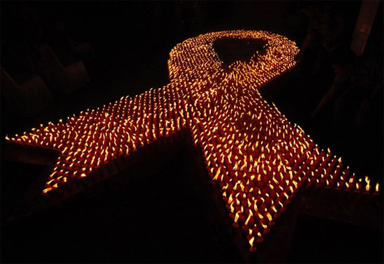 2.880 ngọn nến được thắp sáng trong sự kiện Ngày  AIDS thế giới tại Jakarta, Indonesia ngày 1/12/2009