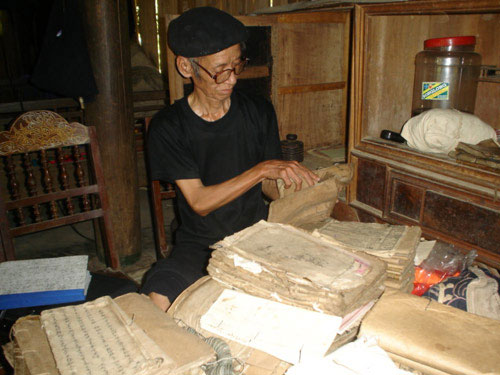 Người đọc thông viết thạo chữ Việt cổ!