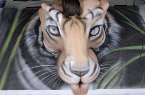 Bức họa đầu hổ độc đáo từ người mẫu khỏa thân