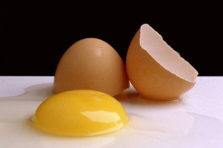 Có thể ngộ độc nếu tẩm bổ bằng trứng gà sống