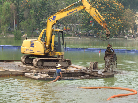 Dùng gầu máy vét bùn hồ Gươm: Lo cho môi trường sống của cụ Rùa