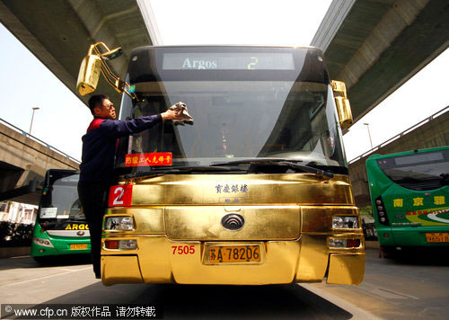 Trung Quốc đưa xe buýt mạ vàng vào hoạt động