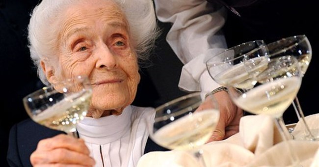 Cụ bà đạt giải Nobel bước sang tuổi 102