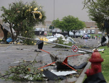 Video: Lốc xoáy hất tung xe tải ở Mỹ
