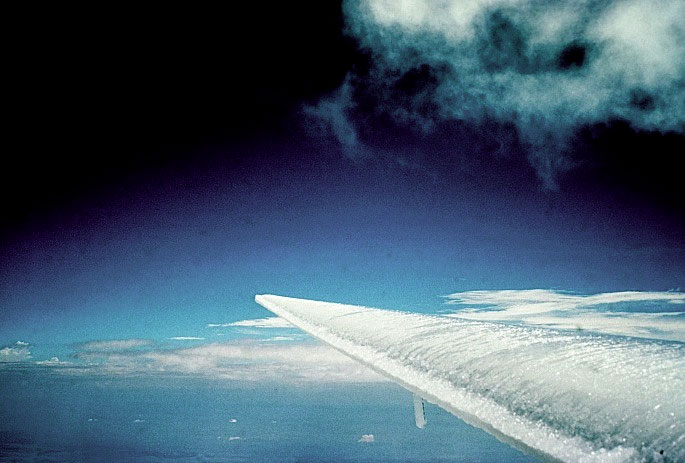 Vì sao băng tuyết có thể làm rơi máy bay?